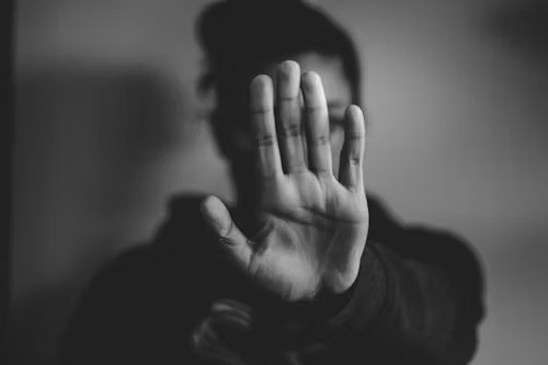 Main en geste d'arrêt — symbole de refus de la violence et de la mise en cause des violences basées sur le genre.